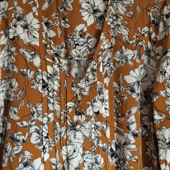 fun2fun V-Neck Floral Blouse in Size M - Picture 2 of 8